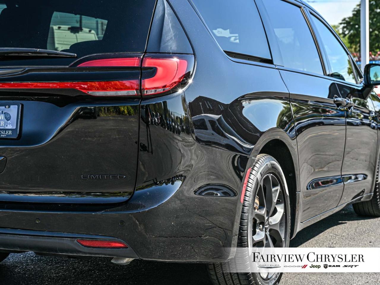 2024 Chrysler Pacifica Limited   S APPEARANCE   PANO ROOF   LEATHER   NAV Photo