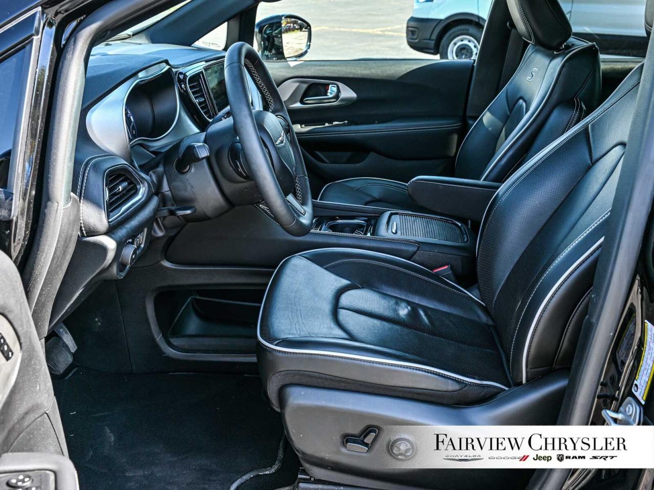 2024 Chrysler Pacifica Limited   S APPEARANCE   PANO ROOF   LEATHER   NAV Photo