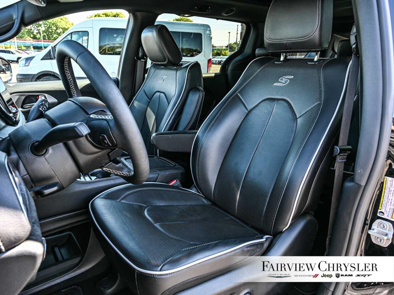 2024 Chrysler Pacifica Limited   S APPEARANCE   PANO ROOF   LEATHER   NAV Photo