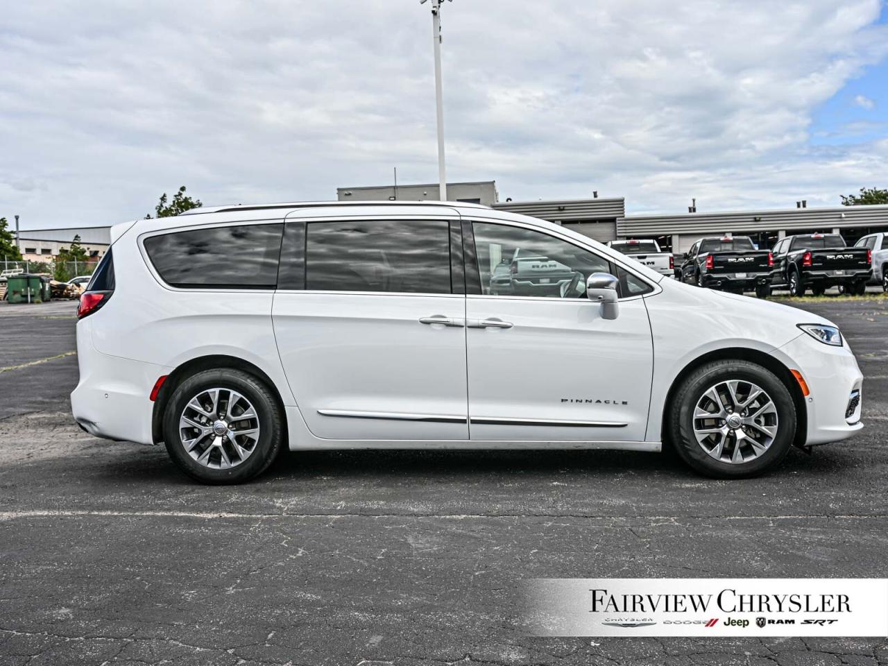 2024 Chrysler Pacifica Hybrid Pinnacle PANO ROOF   BLURAY   DVD   BLIND SPOT   C Photo