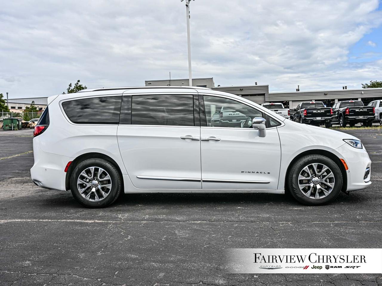 2024 Chrysler Pacifica Hybrid Pinnacle PANO ROOF   BLURAY   DVD   BLIND SPOT   C Photo