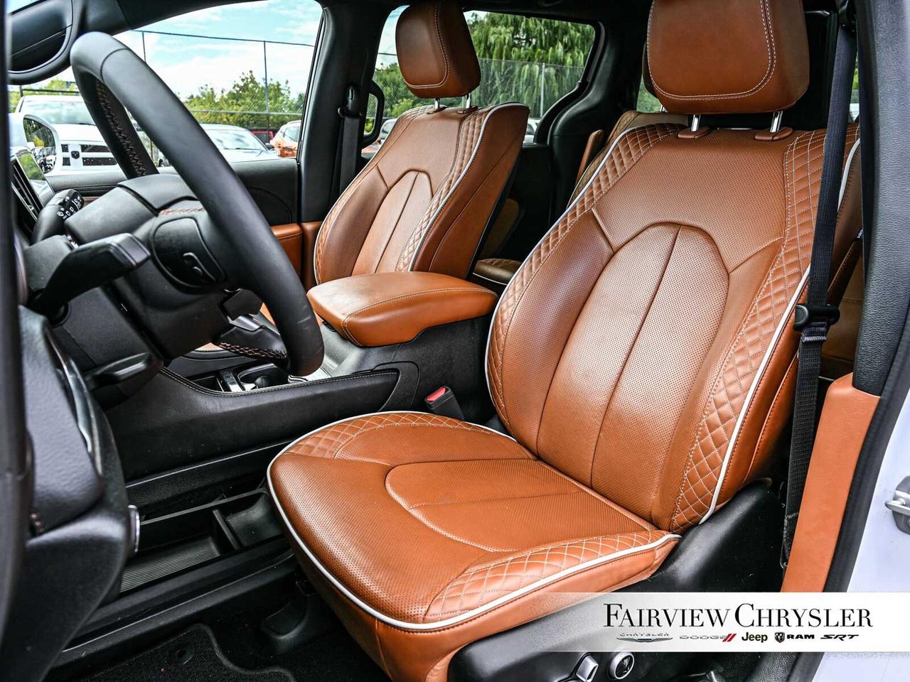 2024 Chrysler Pacifica Hybrid Pinnacle PANO ROOF   BLURAY   DVD   BLIND SPOT   C Photo