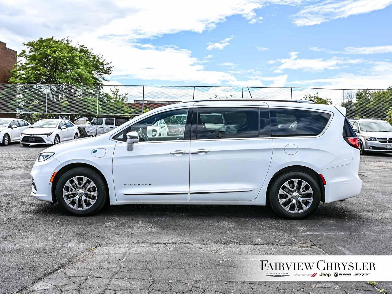 2024 Chrysler Pacifica Hybrid Pinnacle PANO ROOF   BLURAY   DVD   BLIND SPOT   C Photo2