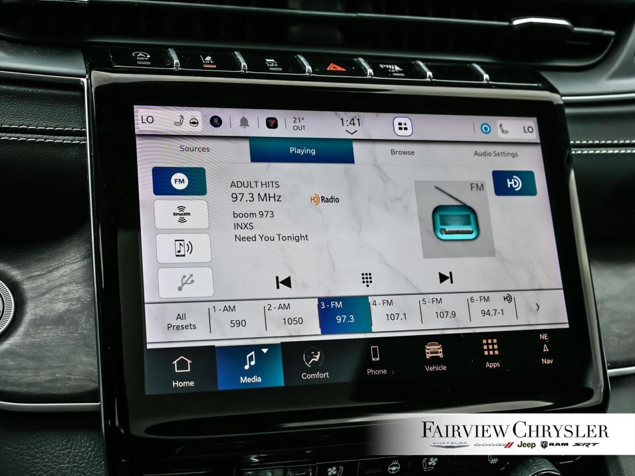 2024 Jeep Grand Cherokee Limited PANO ROOF   LEATHER   NAV   HEATED & COOLE Photo