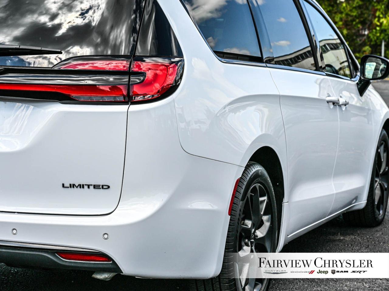 2024 Chrysler Pacifica Limited   S APPEARANCE   BLIND SPOT   PANO ROOF Photo