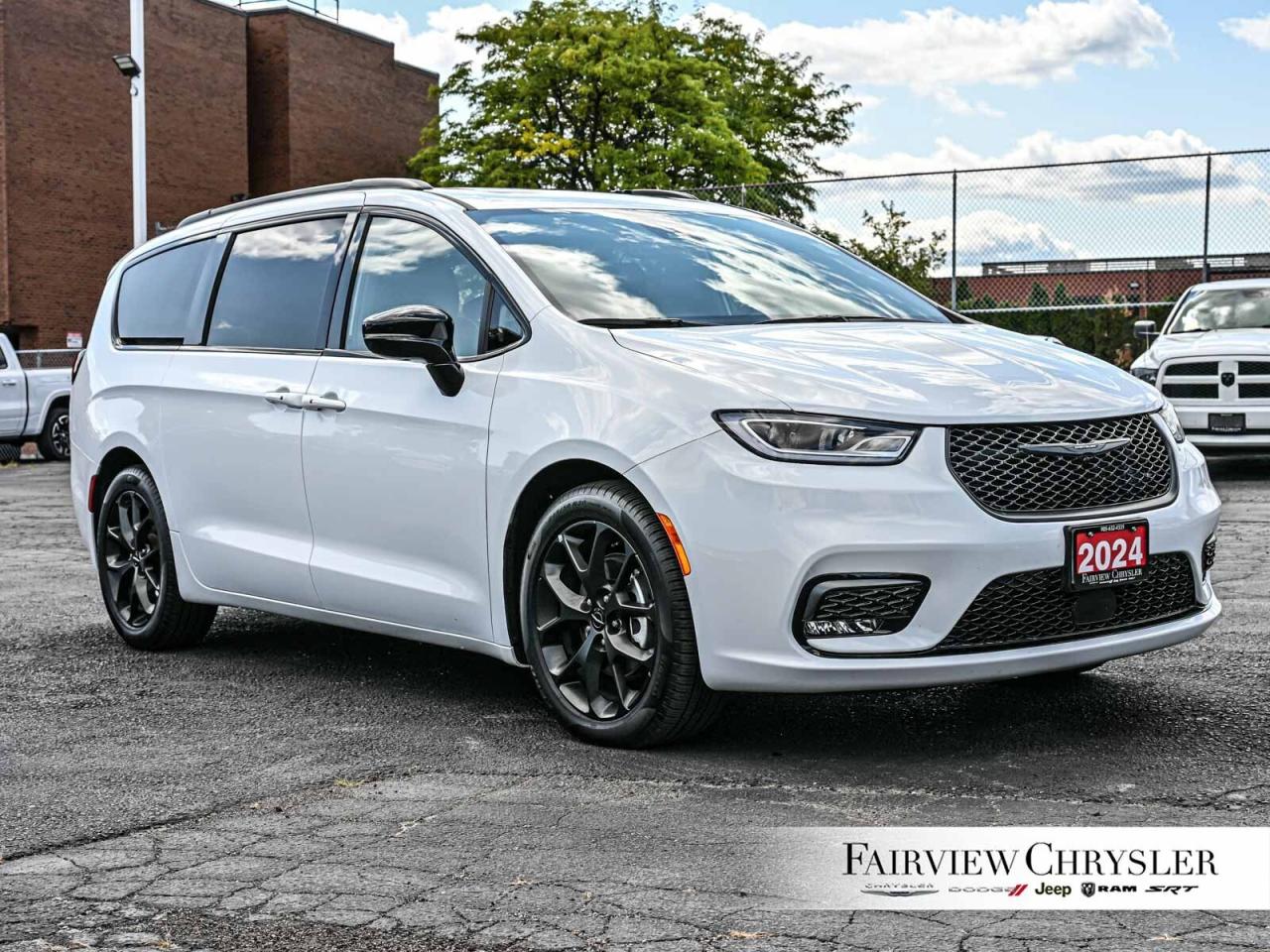 2024 Chrysler Pacifica Limited   S APPEARANCE   BLIND SPOT   PANO ROOF Photo