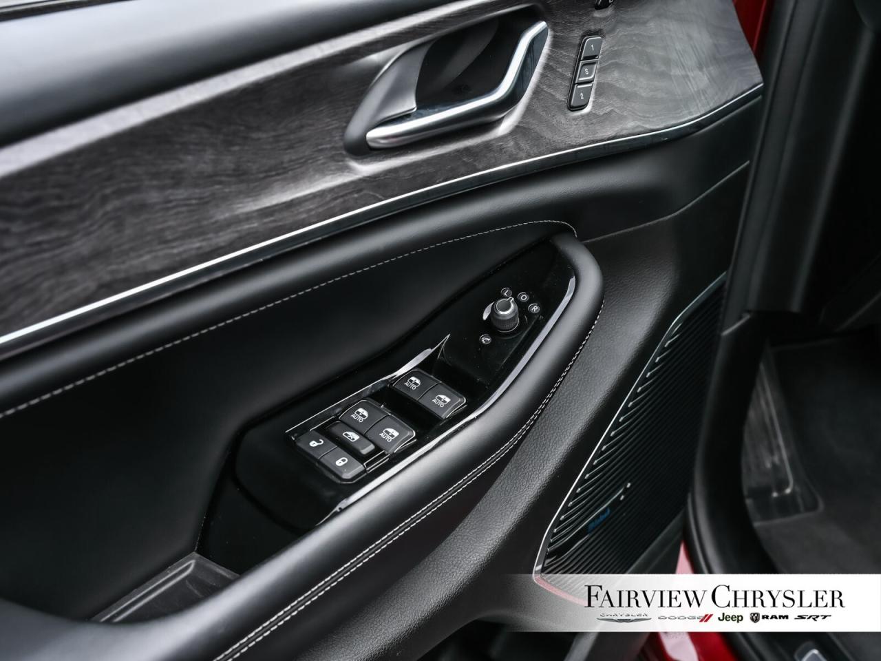 2022 Jeep Grand Cherokee L Overland 5.7 HEMI   NAV   LEATHER   PANO ROOF   MC Photo