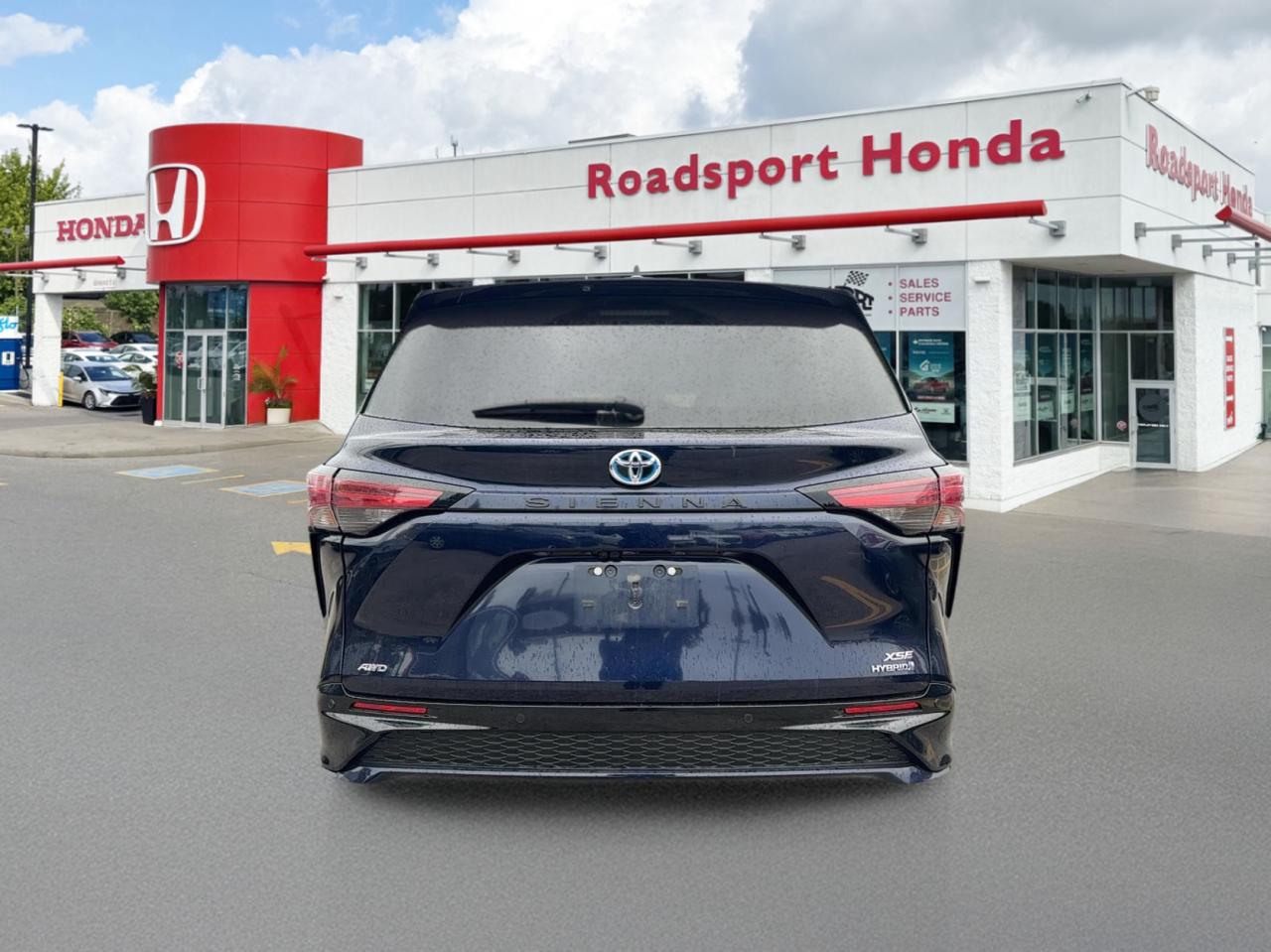 2024 Toyota Sienna XSE AWD Hybrid Photo2