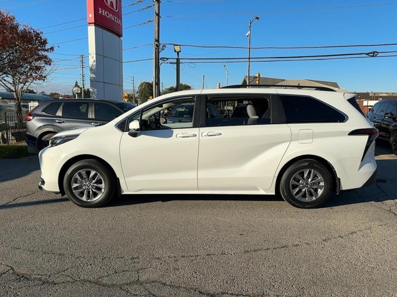 2025 Toyota Sienna LE AWD Hybrid Photo4