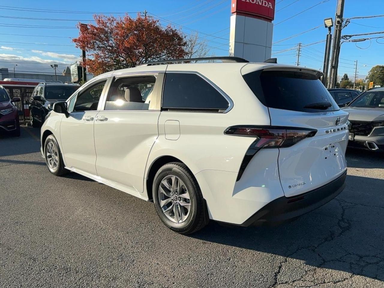2025 Toyota Sienna LE AWD Hybrid Photo
