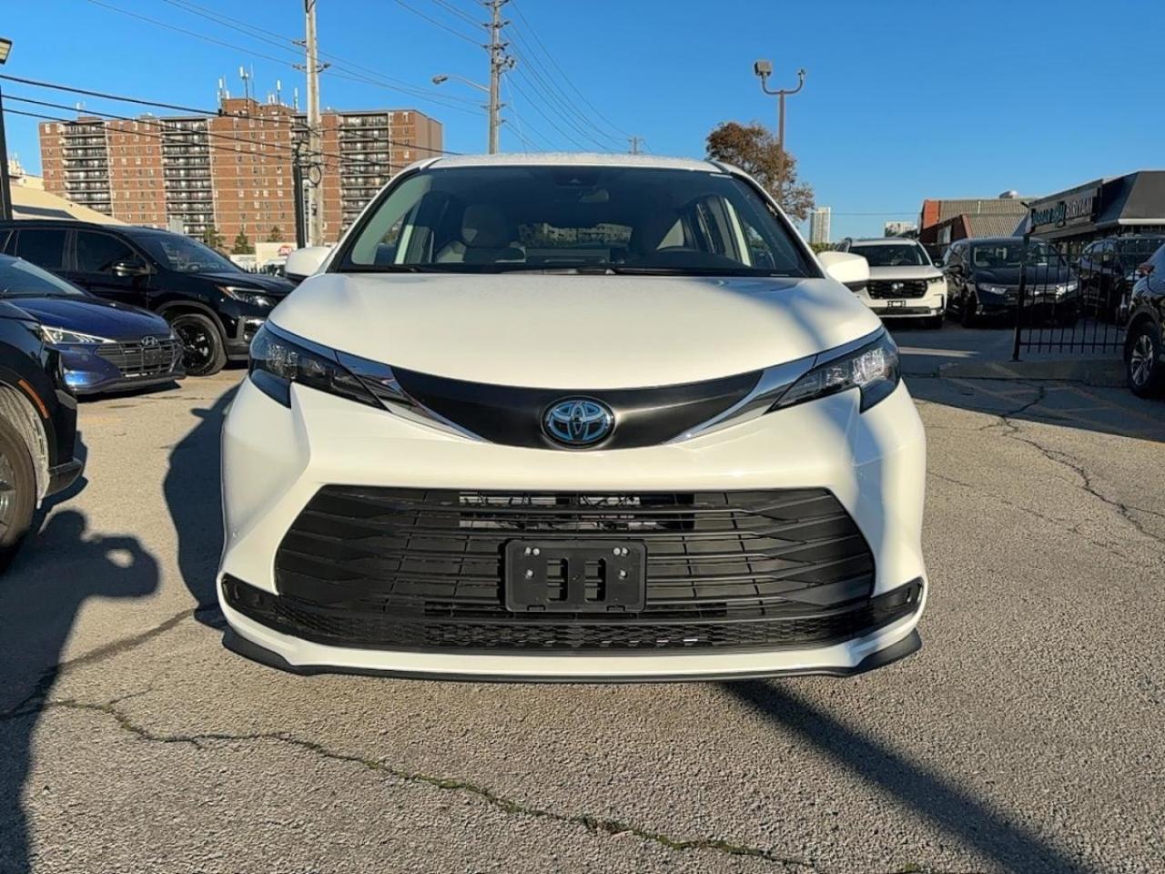 2025 Toyota Sienna LE AWD Hybrid Photo