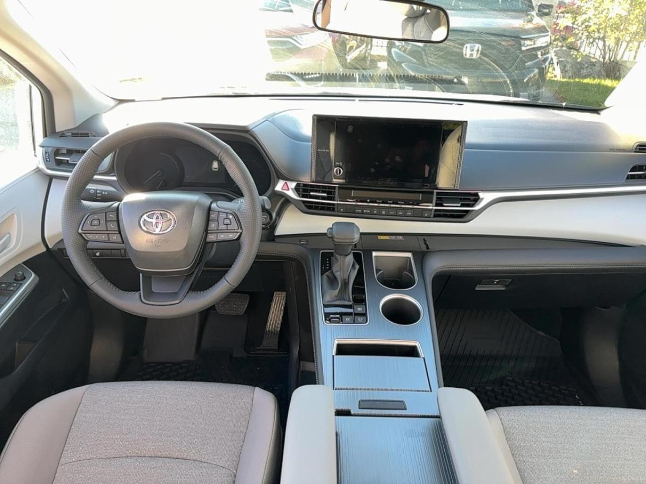 2025 Toyota Sienna LE AWD Hybrid Photo