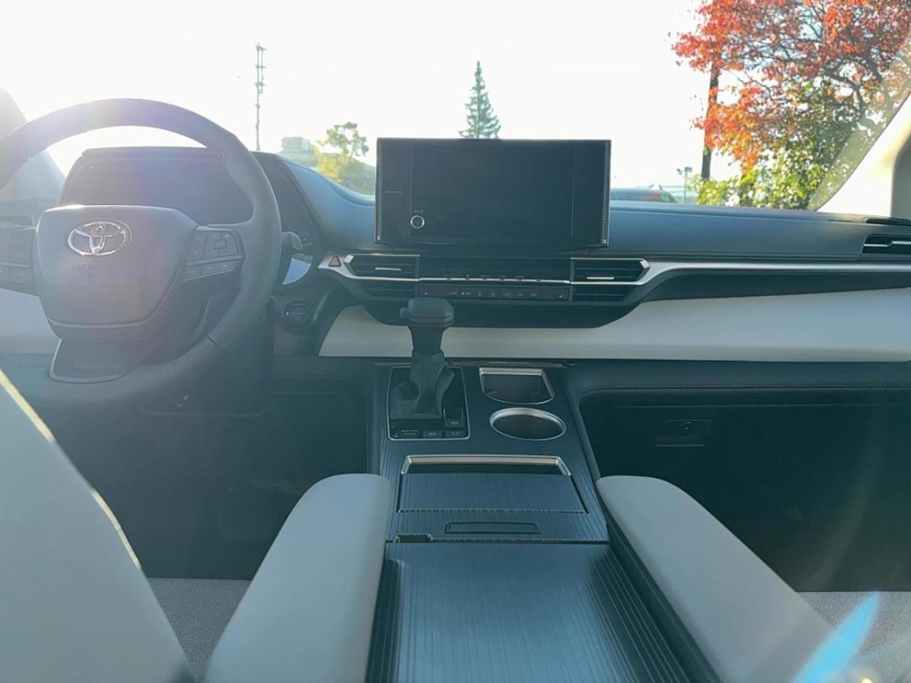 2025 Toyota Sienna LE AWD Hybrid Photo