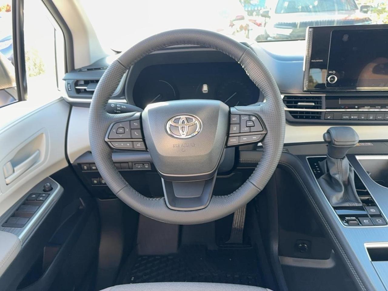 2025 Toyota Sienna LE AWD Hybrid Photo