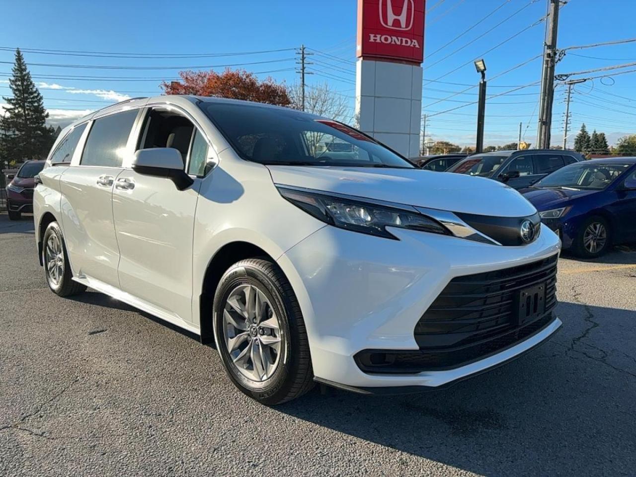 2025 Toyota Sienna LE AWD Hybrid Photo
