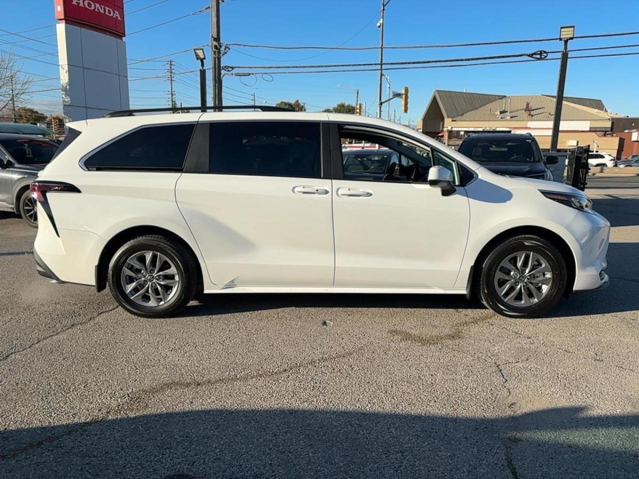 2025 Toyota Sienna LE AWD Hybrid Photo