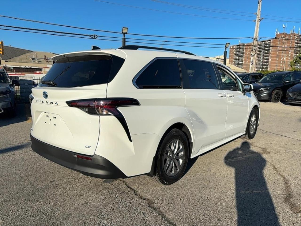 2025 Toyota Sienna LE AWD Hybrid Photo
