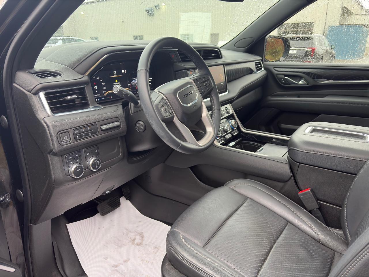 2023 GMC Yukon Denali 4WD + 7 Pass + 22 Alloys + 1 Owner Photo