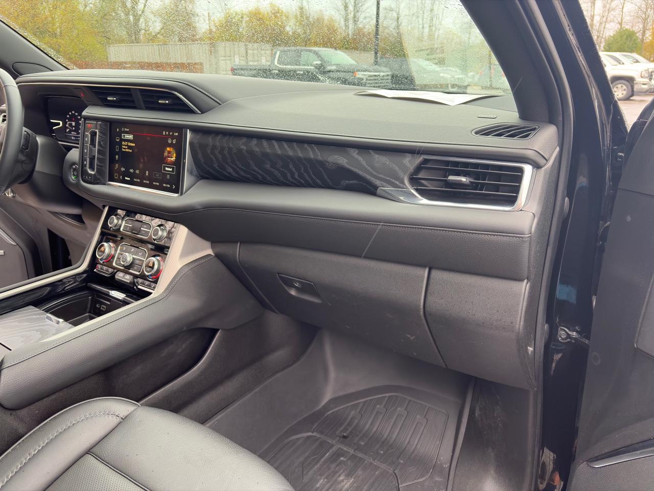 2023 GMC Yukon Denali 4WD + 7 Pass + 22 Alloys + 1 Owner Photo