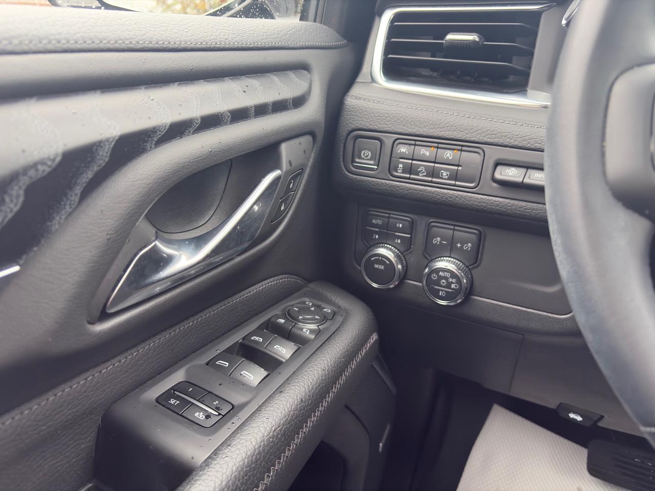 2023 GMC Yukon Denali 4WD + 7 Pass + 22 Alloys + 1 Owner Photo