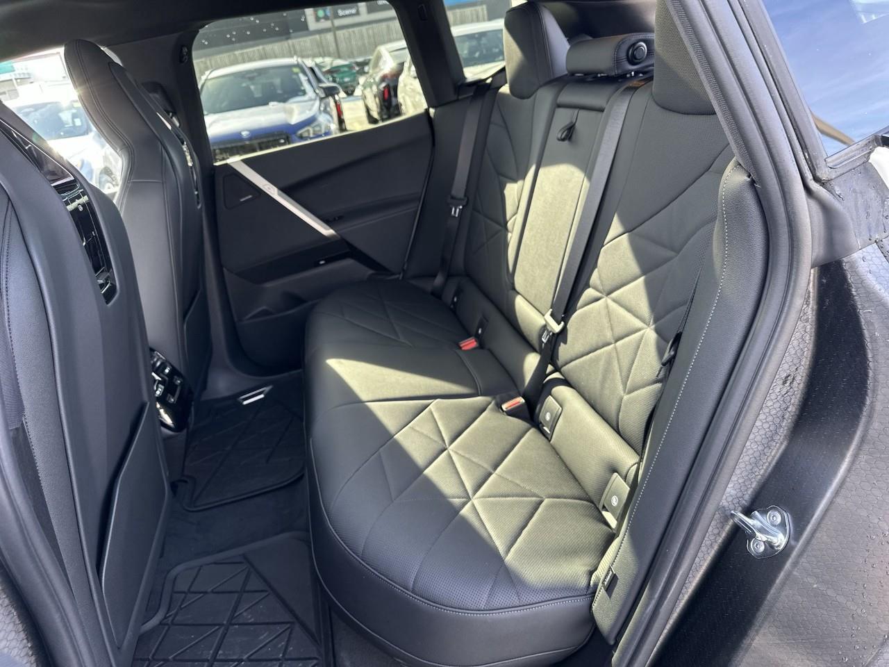 2025 BMW iX xDrive40 Photo