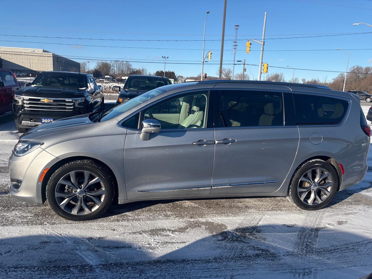 2019 Chrysler Pacifica Limited + Navi + Advanced SafetyTec Group + Low Km Photo3