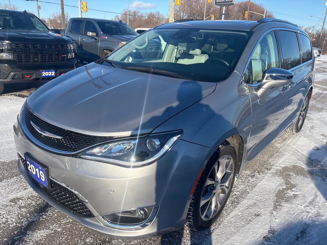 2019 Chrysler Pacifica Limited + Navi + Advanced SafetyTec Group + Low Km Photo2