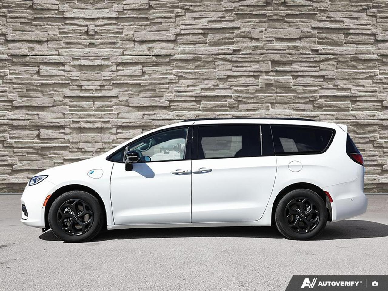 2024 Chrysler Pacifica Hybrid Theatre and Sound 20 Speakers   Dual Pane Roof Photo2