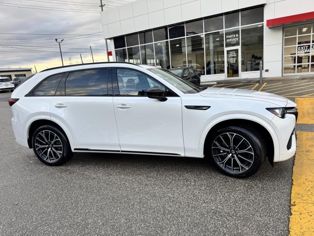 2025 Mazda CX-70 MHEV SIGNATURE/ CORPORATE USED DEMO/ GREAT SAVINGS Photo