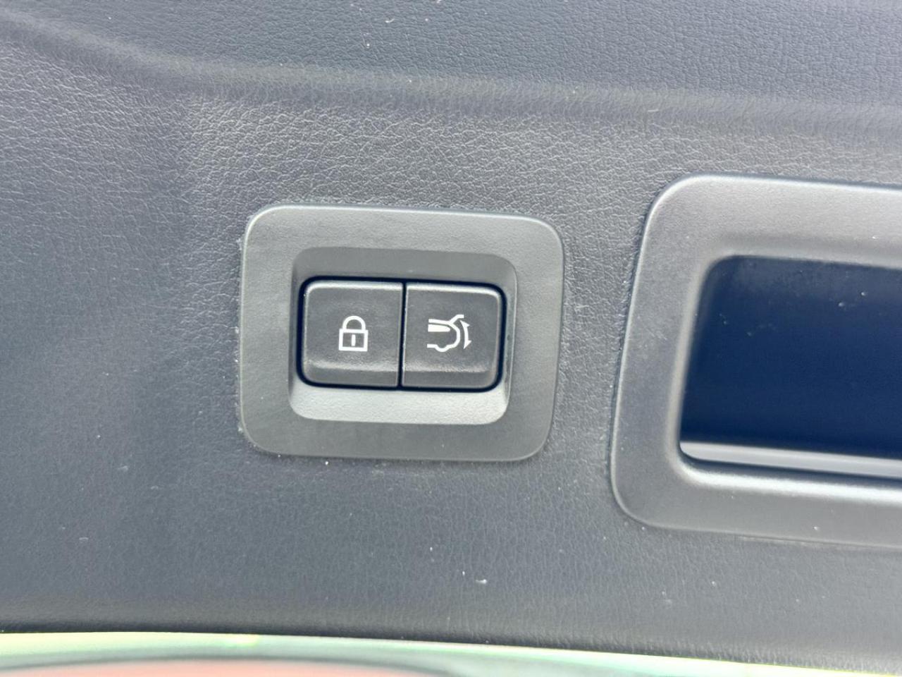 2025 Mazda CX-70 MHEV SIGNATURE/ CORPORATE USED DEMO/ GREAT SAVINGS Photo