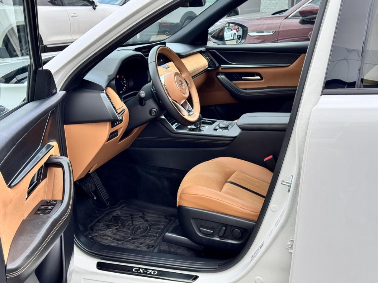 2025 Mazda CX-70 MHEV SIGNATURE/ CORPORATE USED DEMO/ GREAT SAVINGS Photo