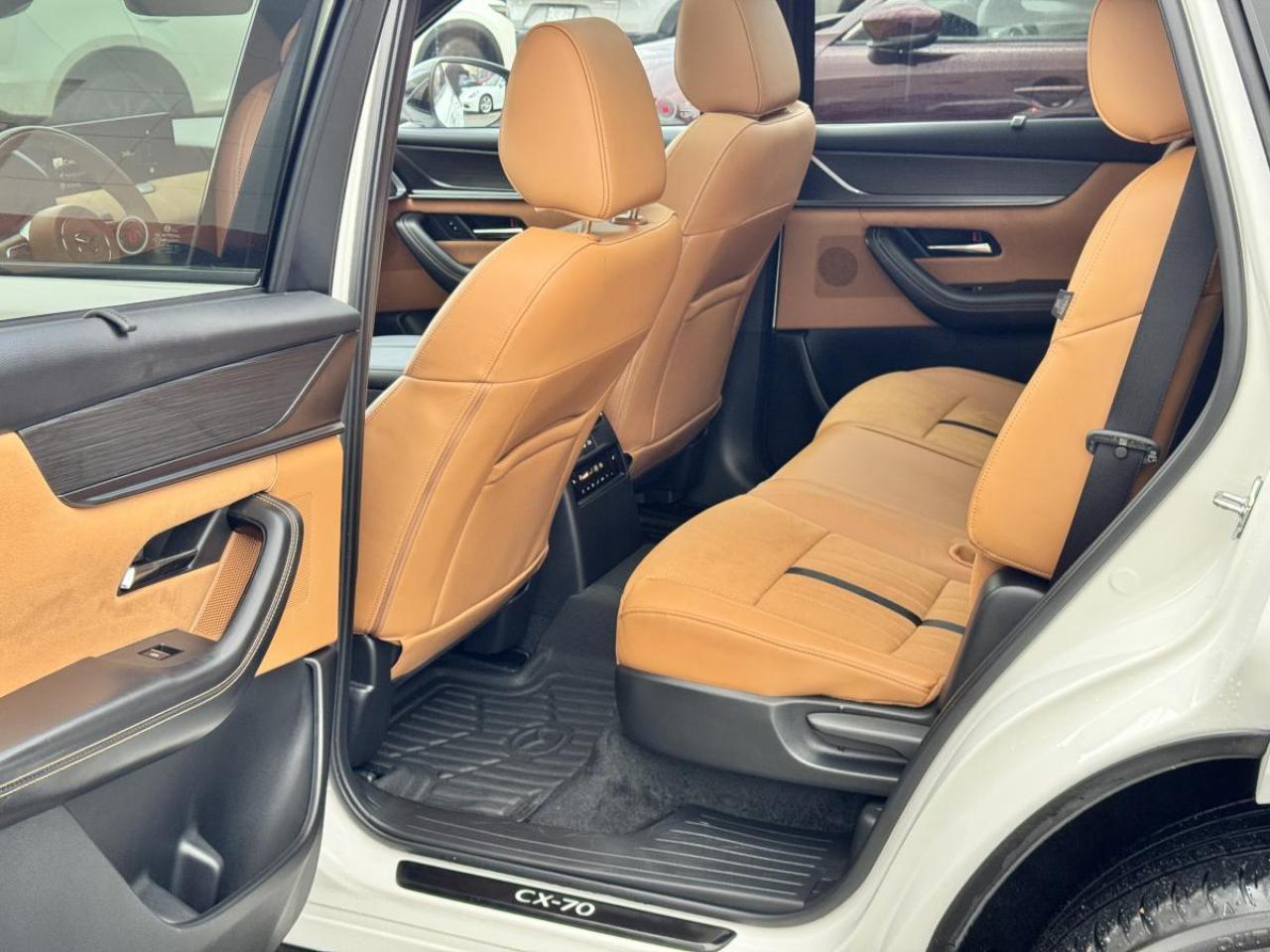 2025 Mazda CX-70 MHEV SIGNATURE/ CORPORATE USED DEMO/ GREAT SAVINGS Photo