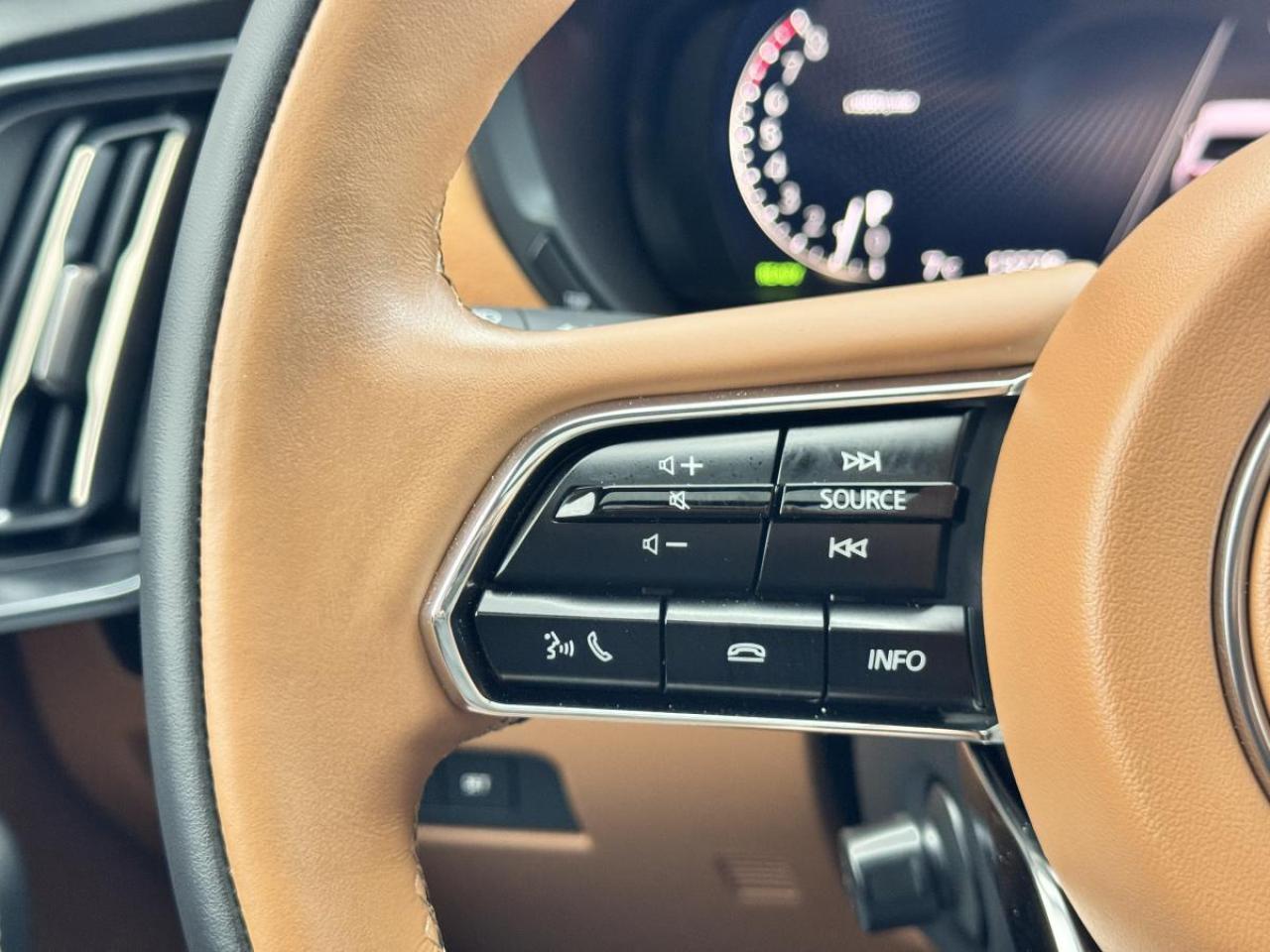 2025 Mazda CX-70 MHEV SIGNATURE/ CORPORATE USED DEMO/ GREAT SAVINGS Photo