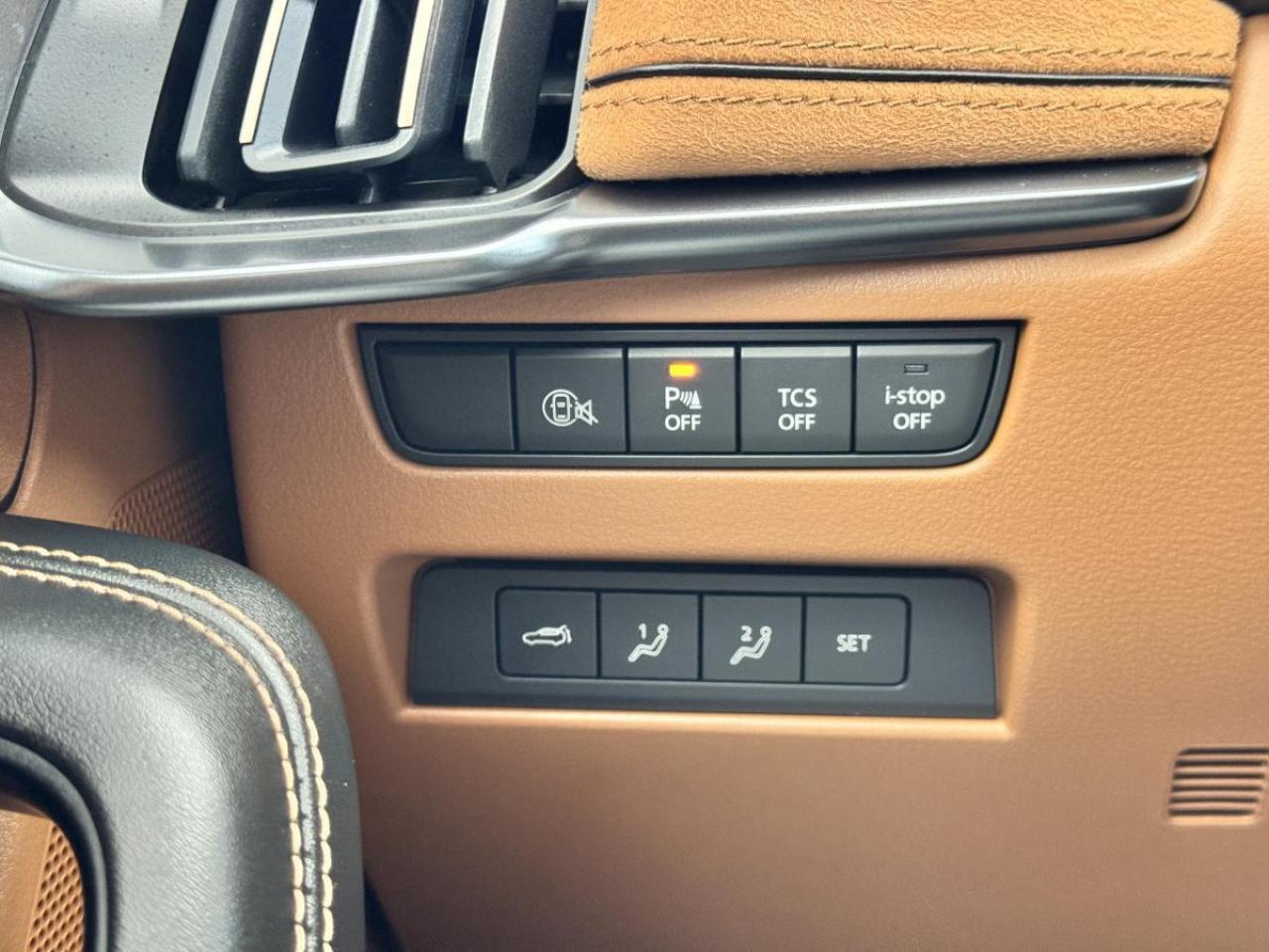 2025 Mazda CX-70 MHEV SIGNATURE/ CORPORATE USED DEMO/ GREAT SAVINGS Photo