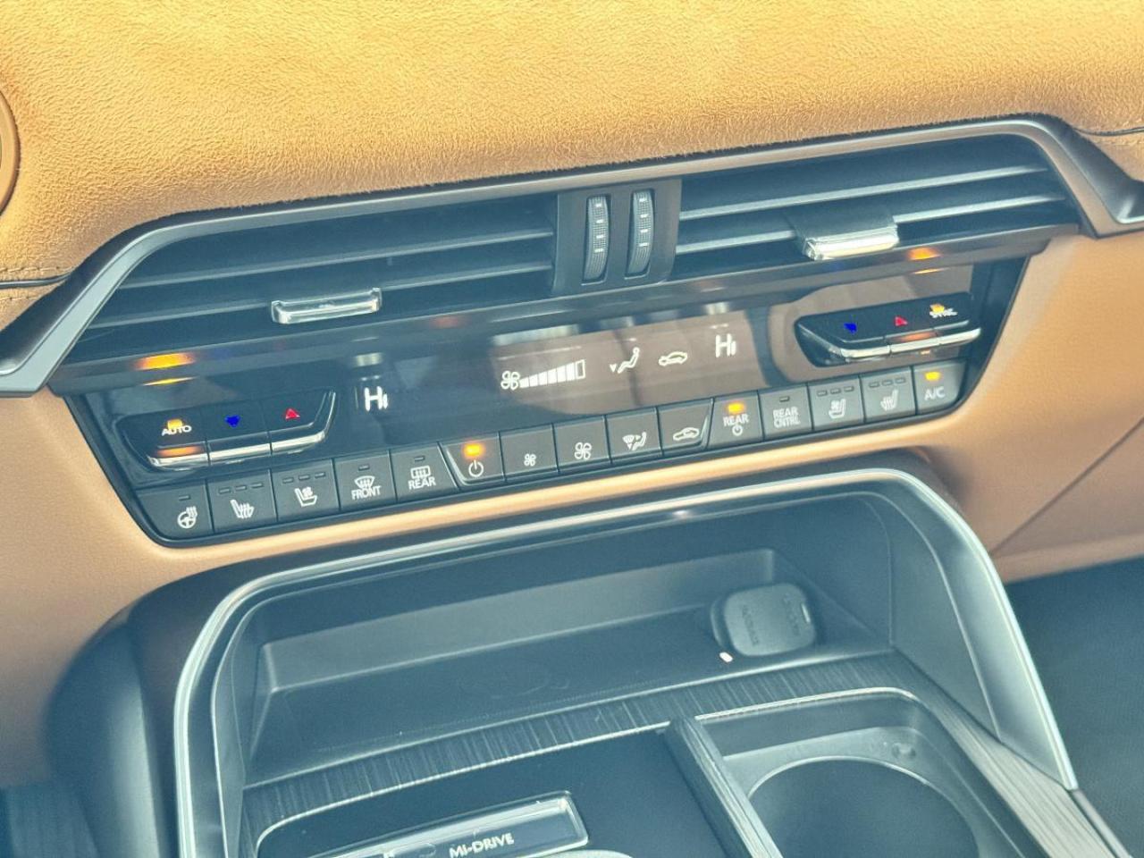 2025 Mazda CX-70 MHEV SIGNATURE/ CORPORATE USED DEMO/ GREAT SAVINGS Photo