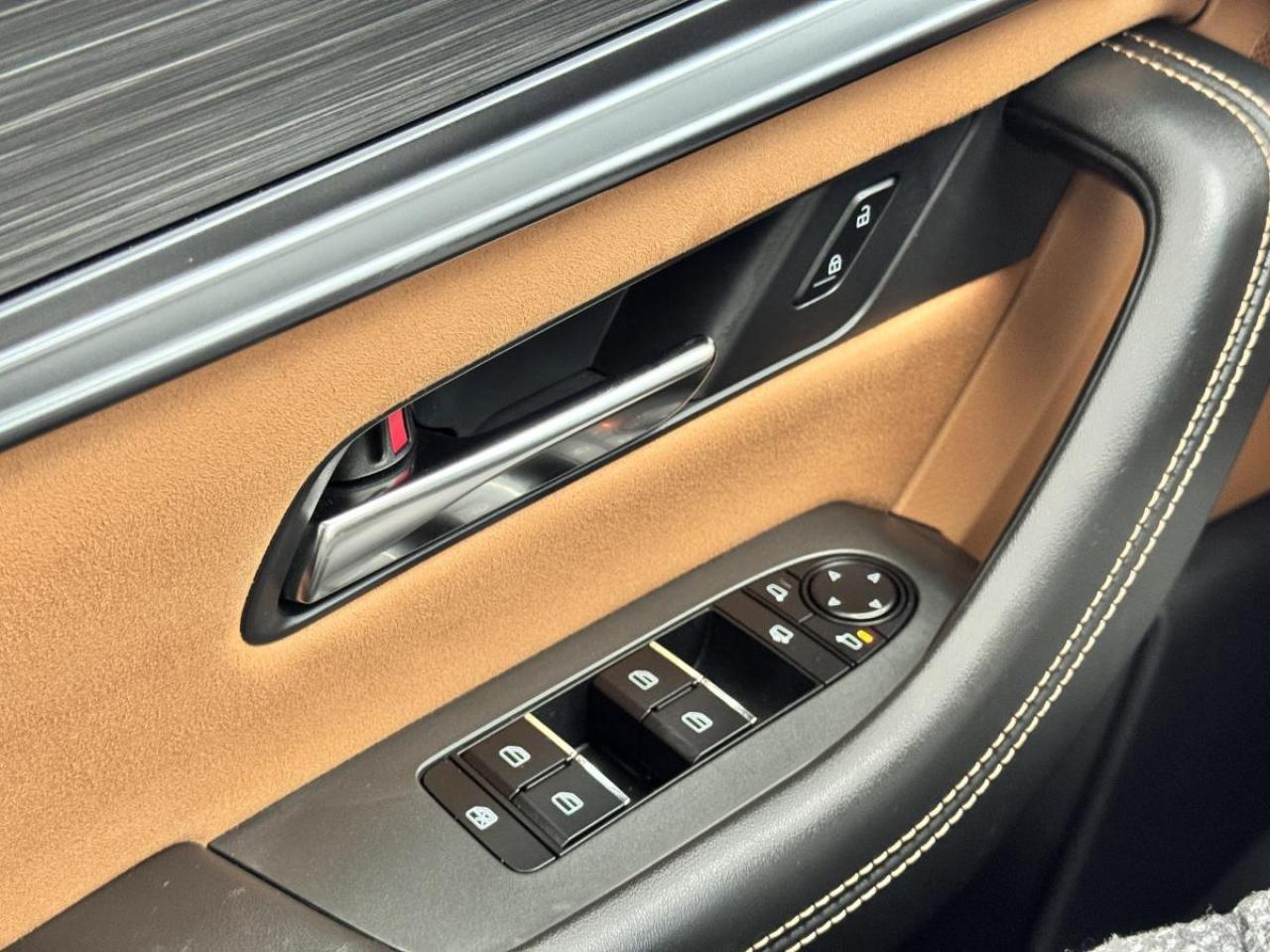 2025 Mazda CX-70 MHEV SIGNATURE/ CORPORATE USED DEMO/ GREAT SAVINGS Photo