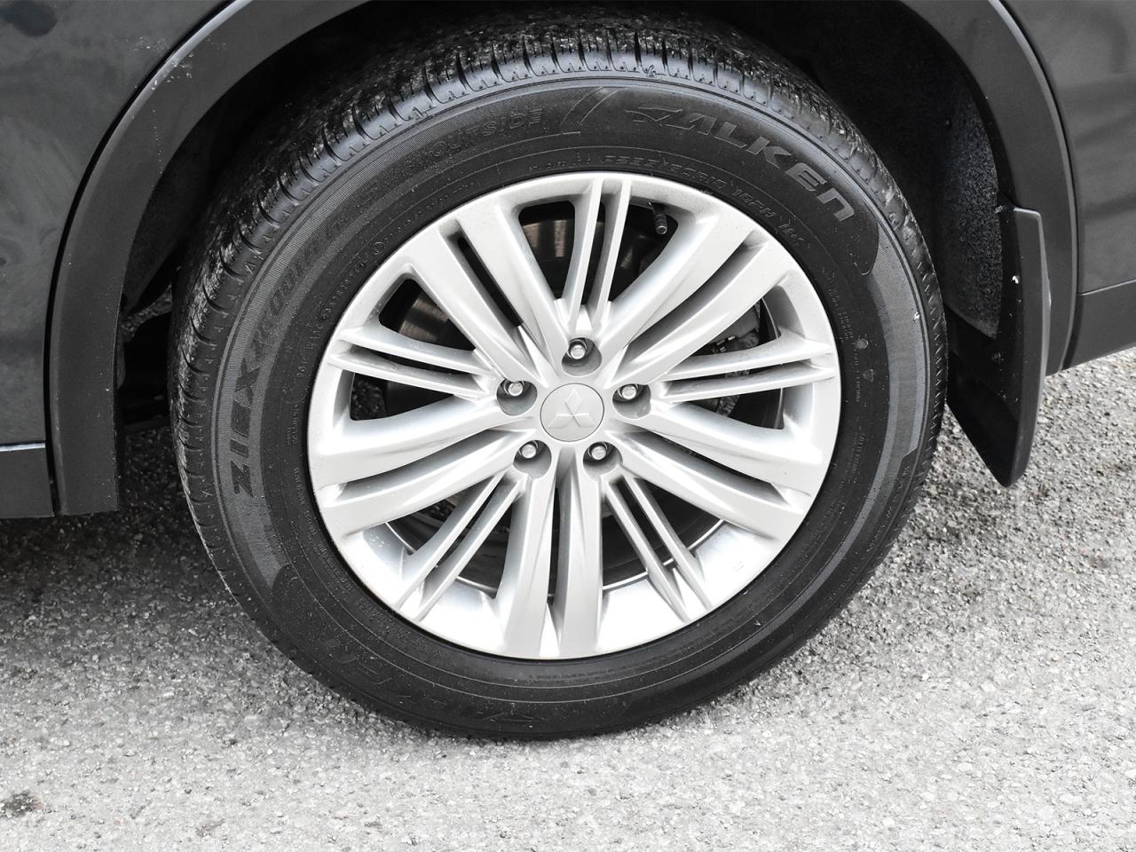 2024 Mitsubishi Outlander Awd , heated front seats ,alloy rim ,rear camera . Photo