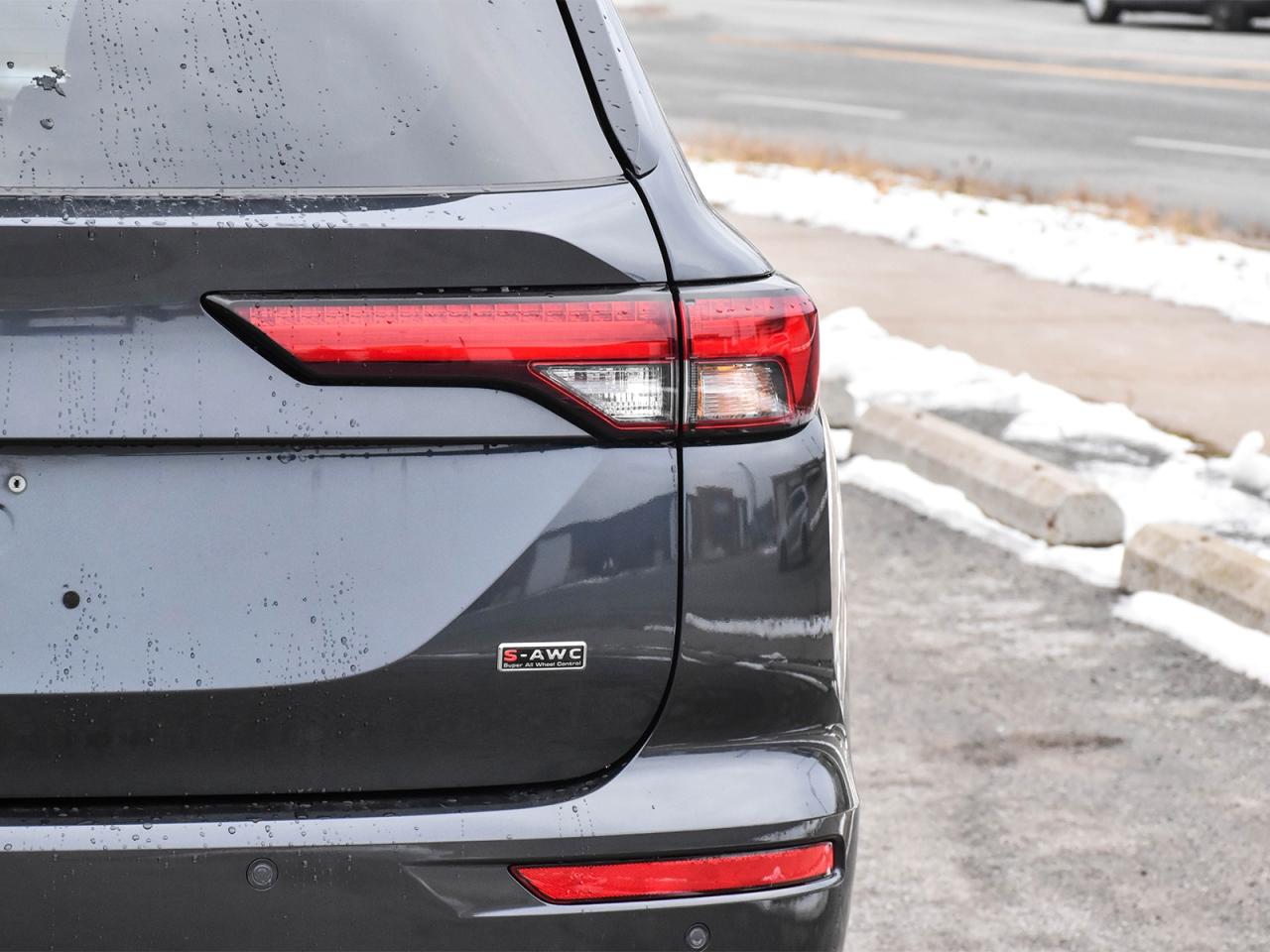 2024 Mitsubishi Outlander Awd , heated front seats ,alloy rim ,rear camera . Photo