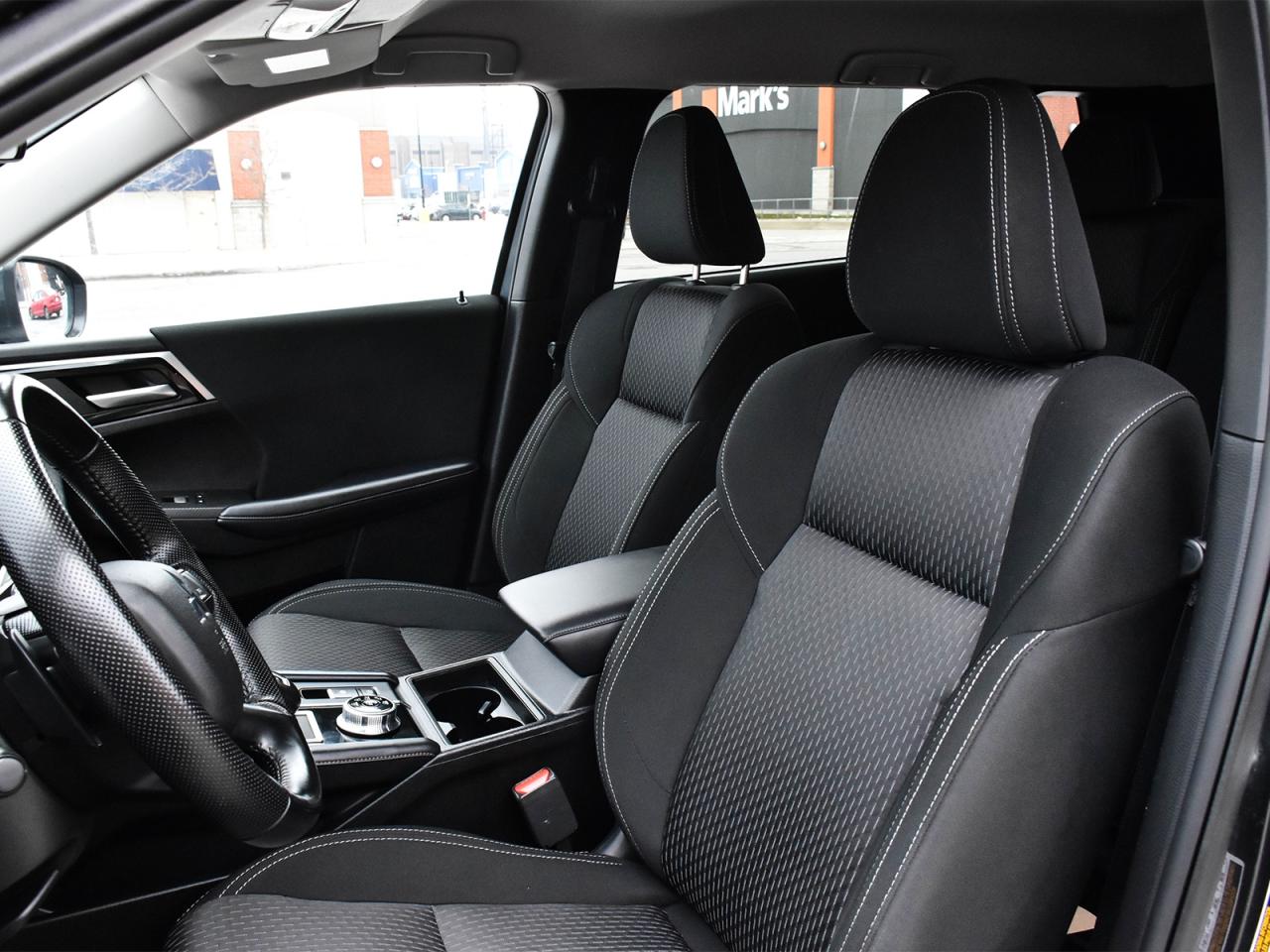 2024 Mitsubishi Outlander Awd , heated front seats ,alloy rim ,rear camera . Photo