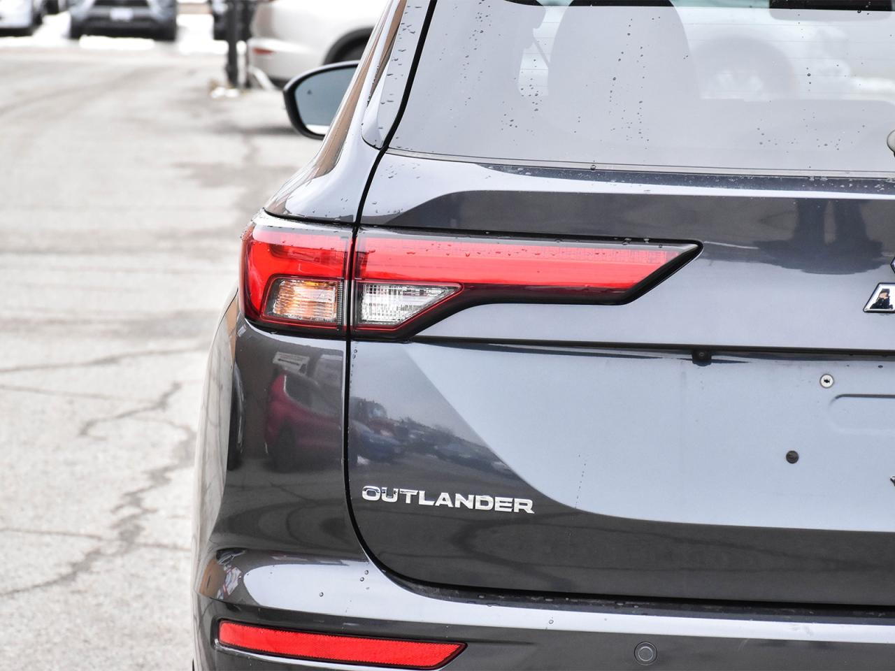 2024 Mitsubishi Outlander Awd , heated front seats ,alloy rim ,rear camera . Photo