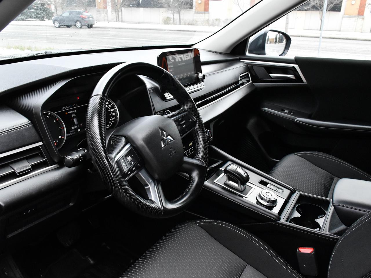 2024 Mitsubishi Outlander Awd , heated front seats ,alloy rim ,rear camera . Photo