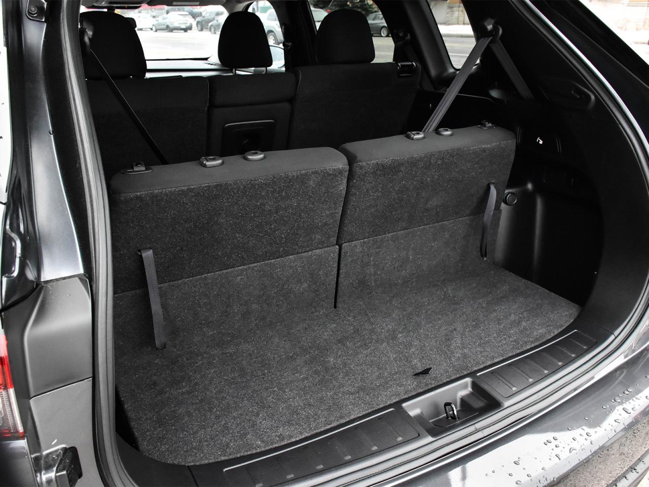 2024 Mitsubishi Outlander Awd , heated front seats ,alloy rim ,rear camera . Photo