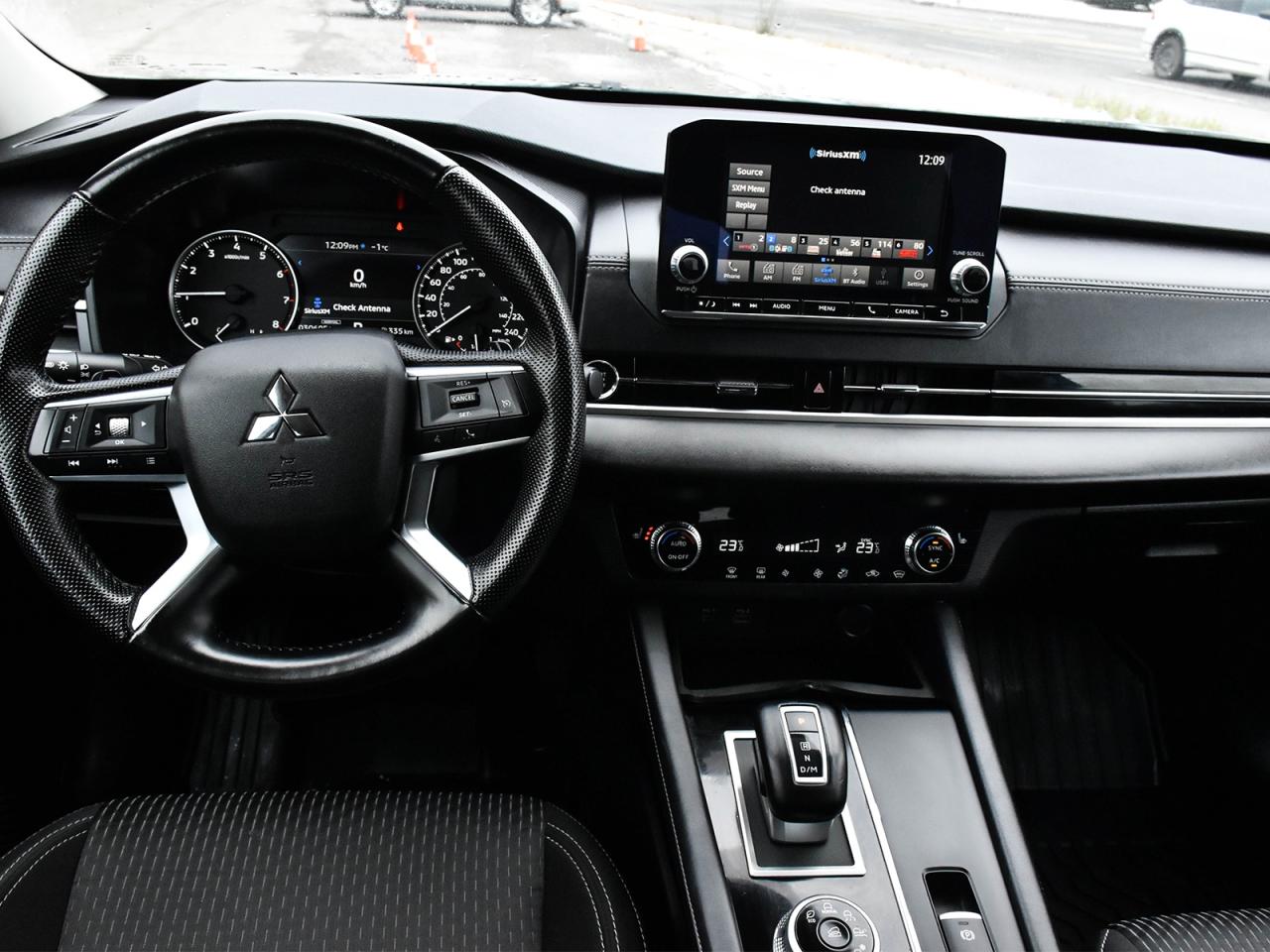 2024 Mitsubishi Outlander Awd , heated front seats ,alloy rim ,rear camera . Photo