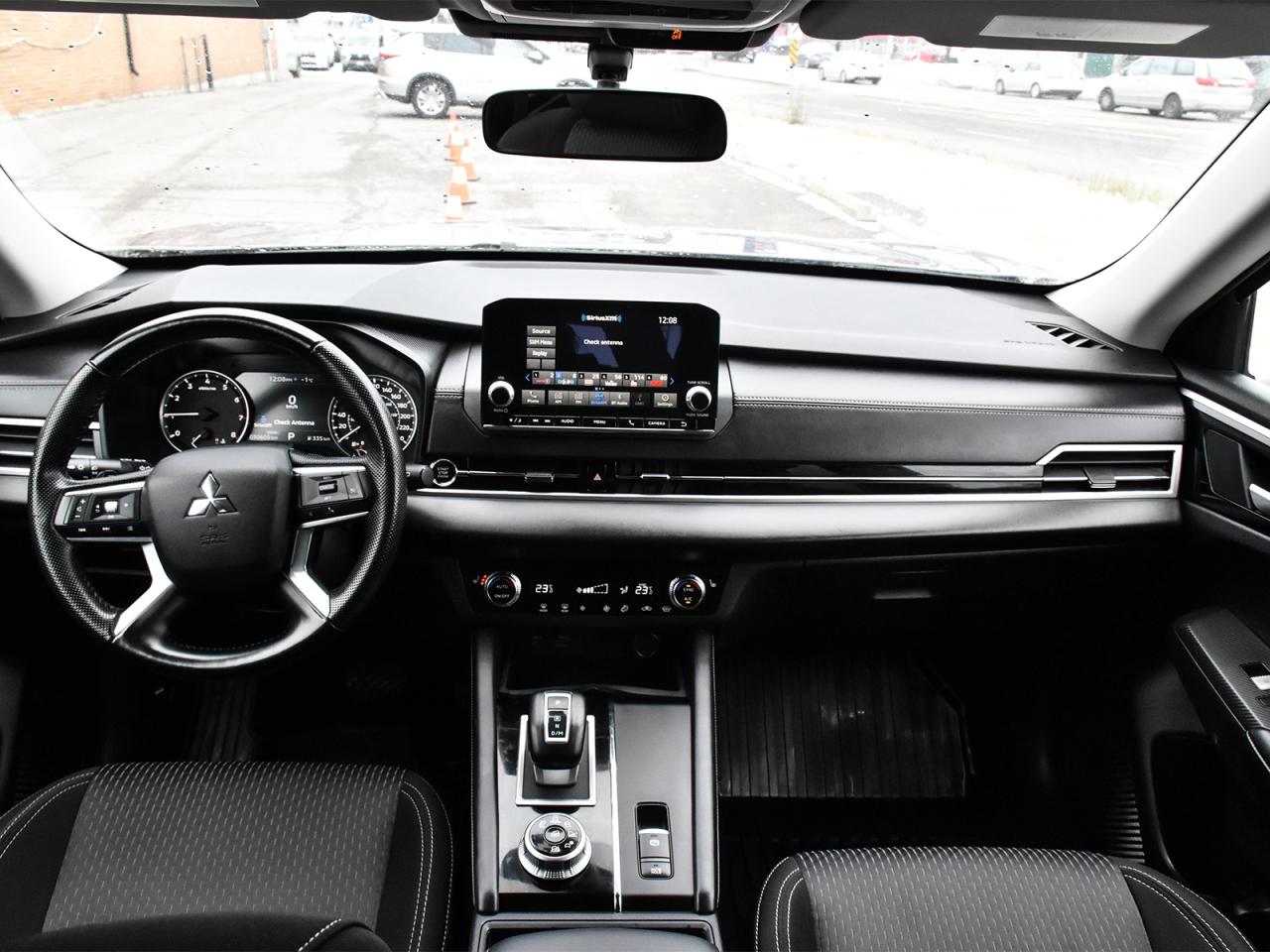 2024 Mitsubishi Outlander Awd , heated front seats ,alloy rim ,rear camera . Photo