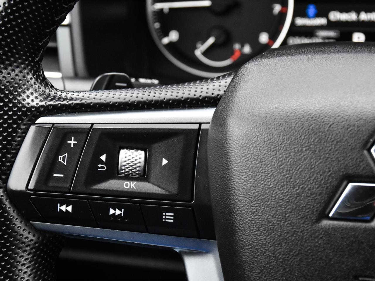 2024 Mitsubishi Outlander Awd , heated front seats ,alloy rim ,rear camera . Photo