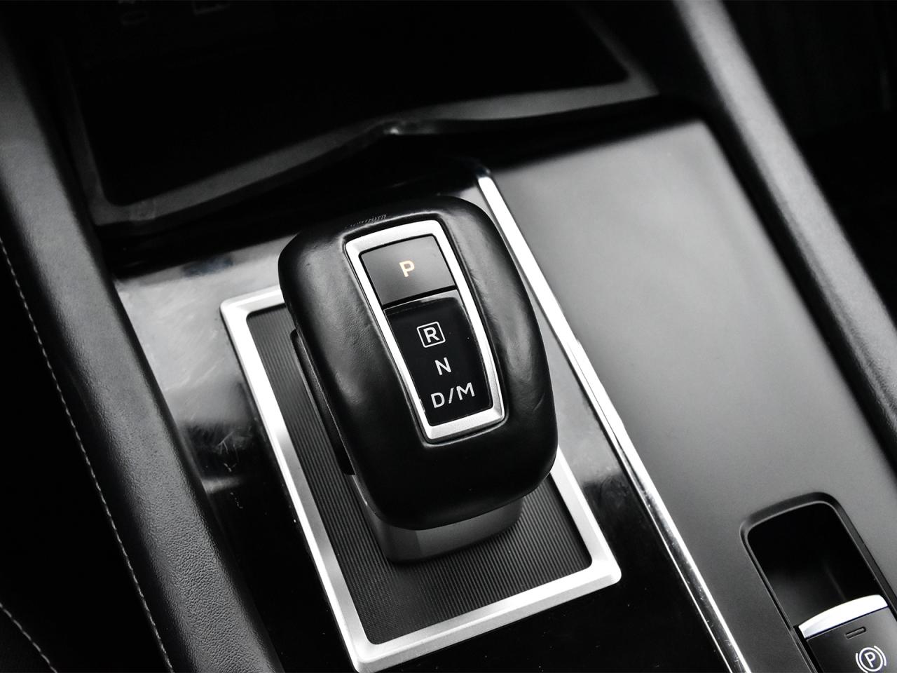 2024 Mitsubishi Outlander Awd , heated front seats ,alloy rim ,rear camera . Photo