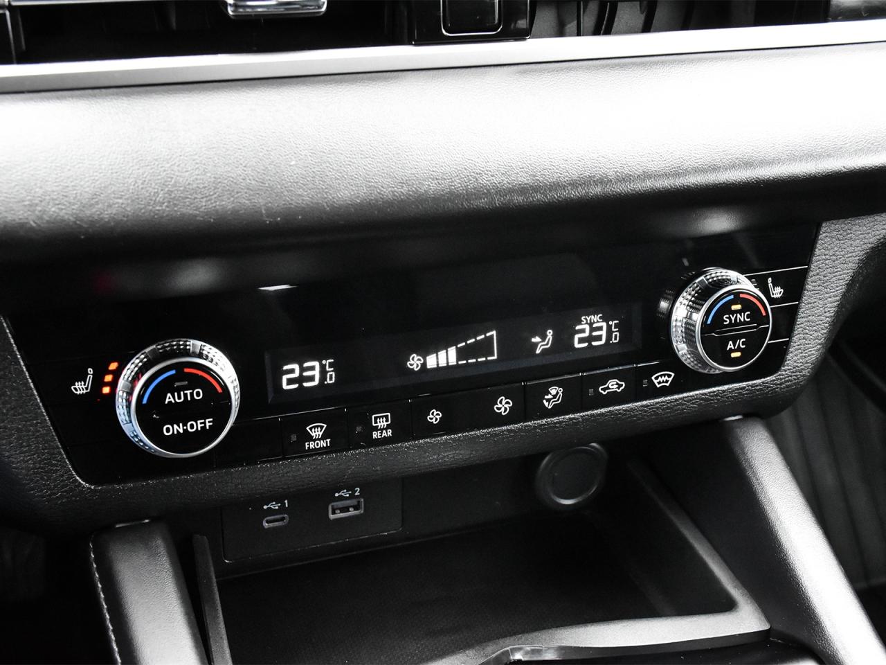 2024 Mitsubishi Outlander Awd , heated front seats ,alloy rim ,rear camera . Photo