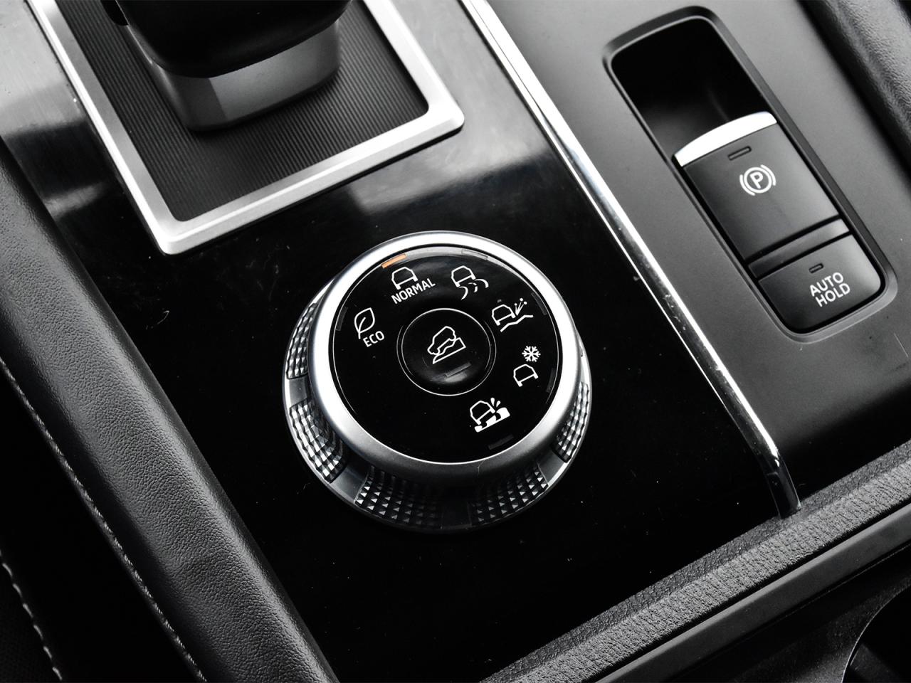 2024 Mitsubishi Outlander Awd , heated front seats ,alloy rim ,rear camera . Photo