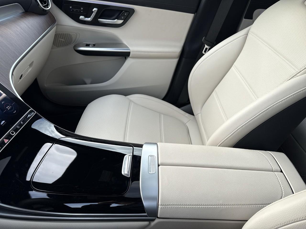 2024 Mercedes-Benz GLC300  Photo