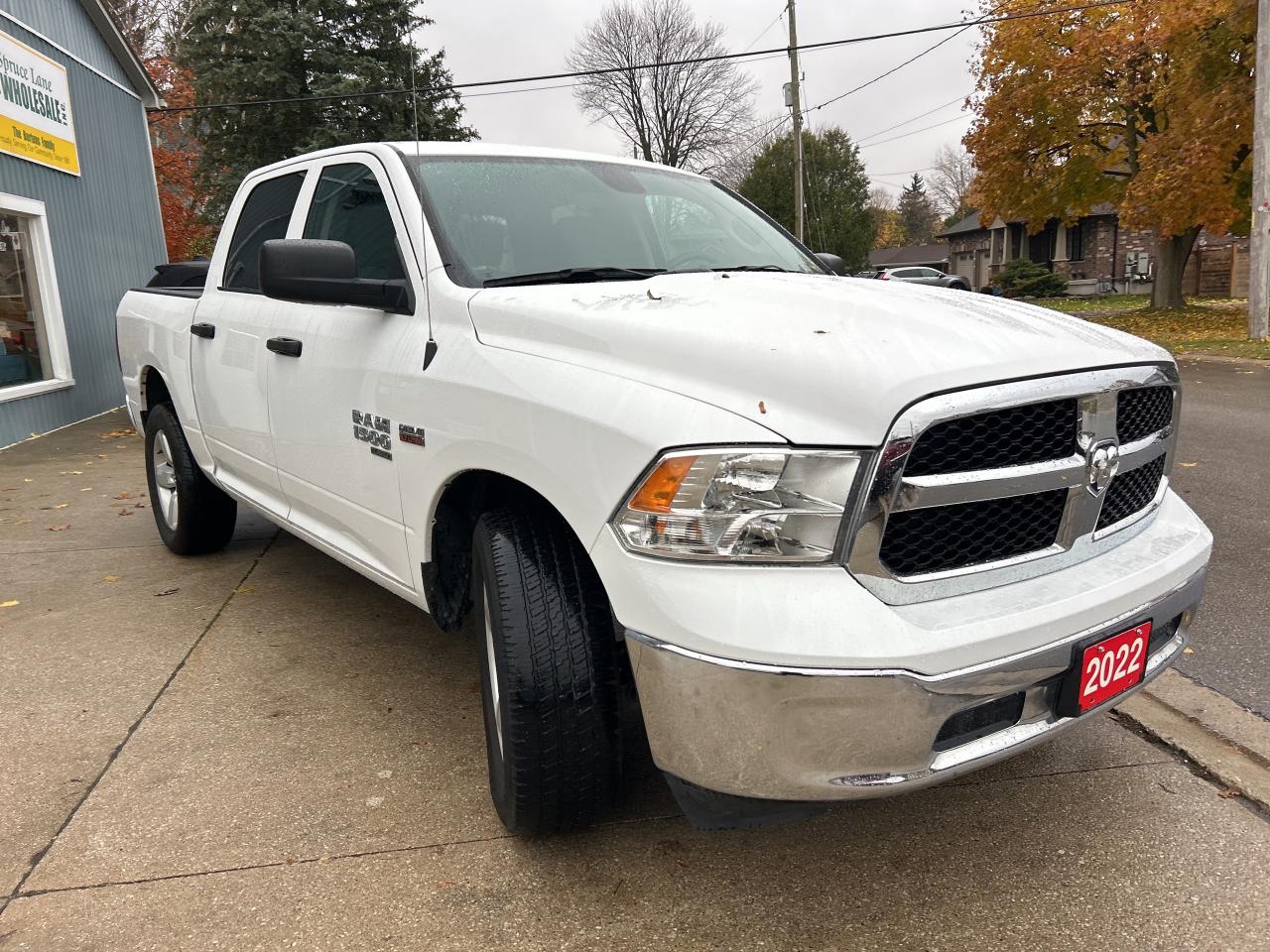 2022 RAM 1500 Classic SLT  CREW   V8   4X4 Photo3